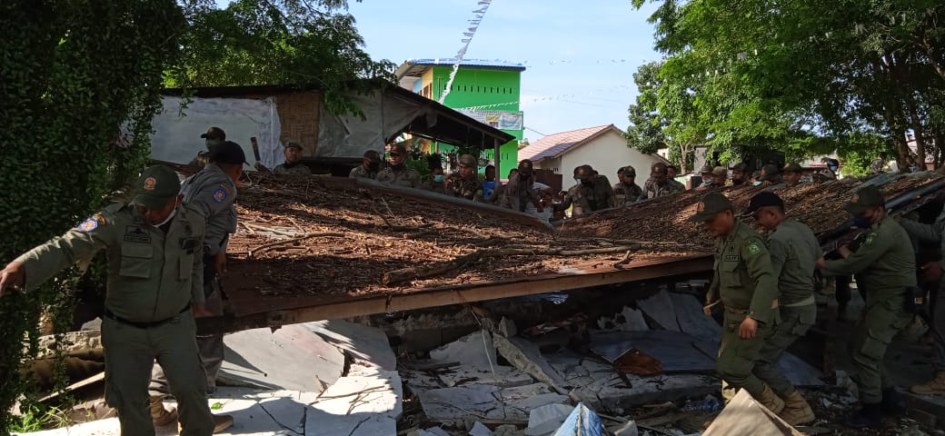  Penertiban Bangunan/Pos Organisasi Kemasyarakatan dan Pemuda (OKP) Yang berdiri di atas Saluran Drainase dan Badan Jalan Wilayah Kecamatan Medan Labuhan